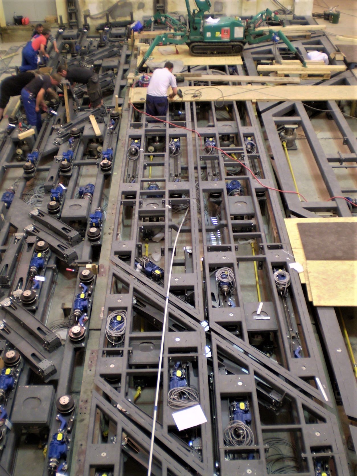 Stahlbauarbeiten an den Saalbühnenpodien | © SBS Bühnentechnik