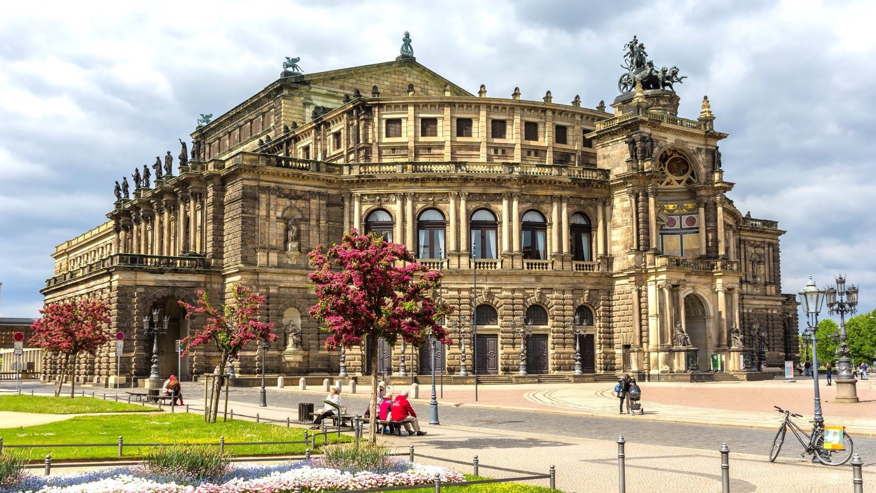 Exterior of the Semper Opera House in Dresden I © Leonid Andronov (Fotolia)