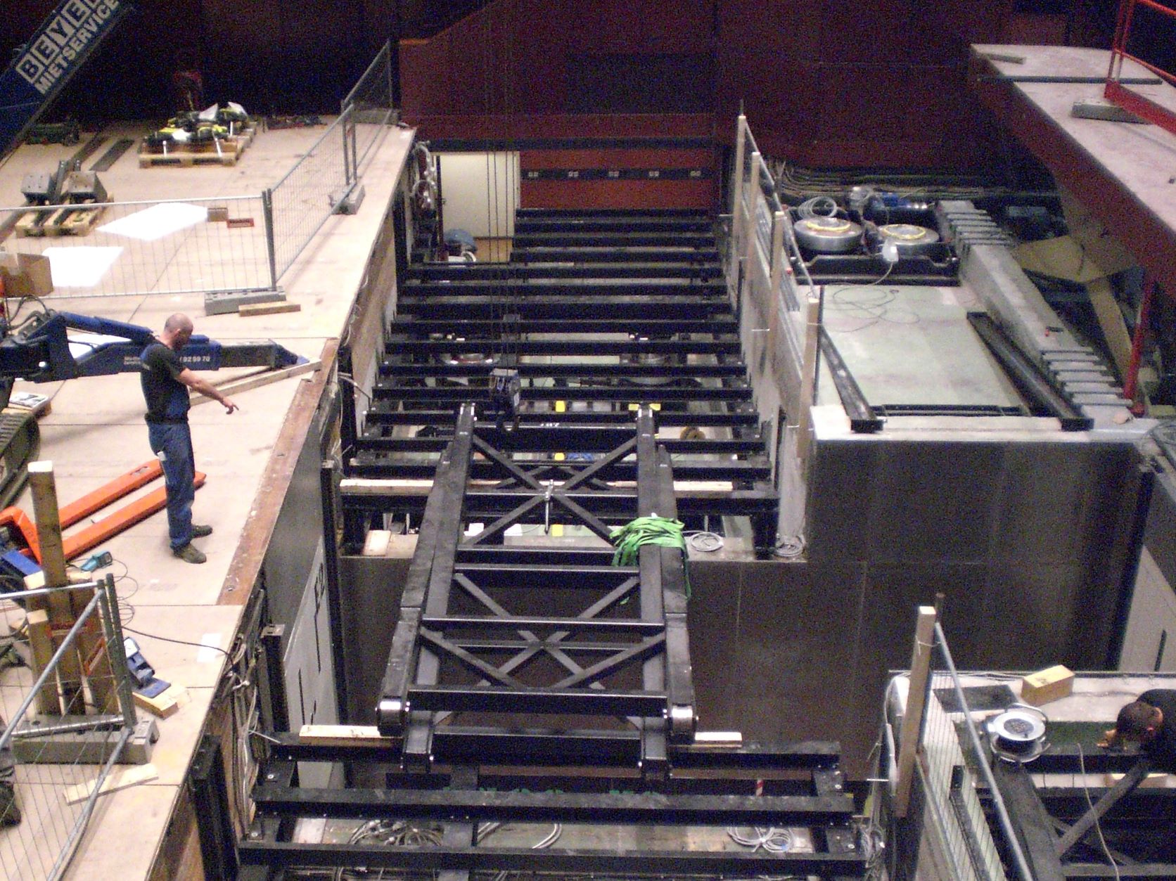 Assembly of the stage elevator | © SBS Bühnentechnik