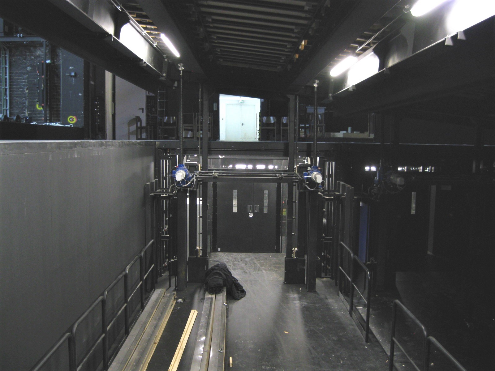 Innenraum des Doppelstockpodiums mit Spindelantrieb I © SBS Bühnentechnik