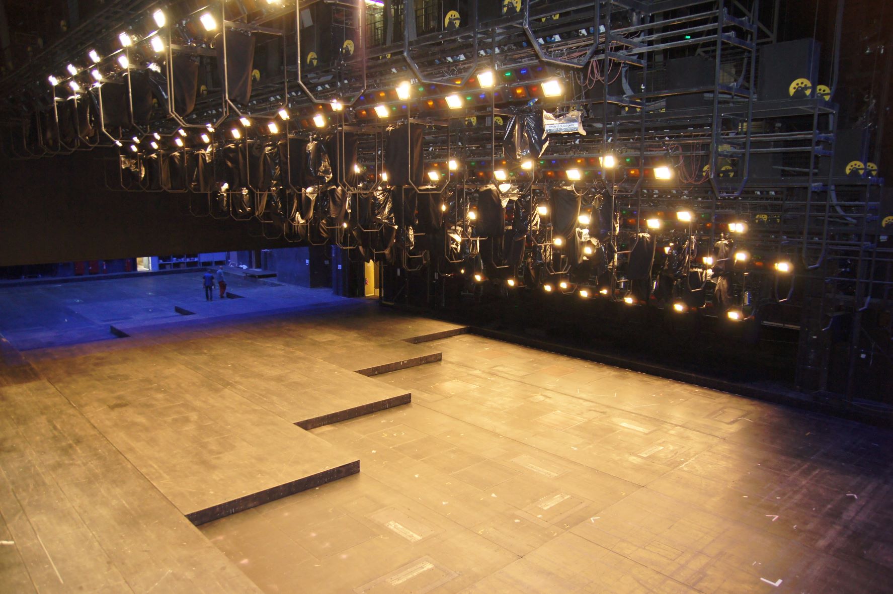 Bühnenwagensystem und Beleuchtungsbrücken I © SBS Bühnentechnik